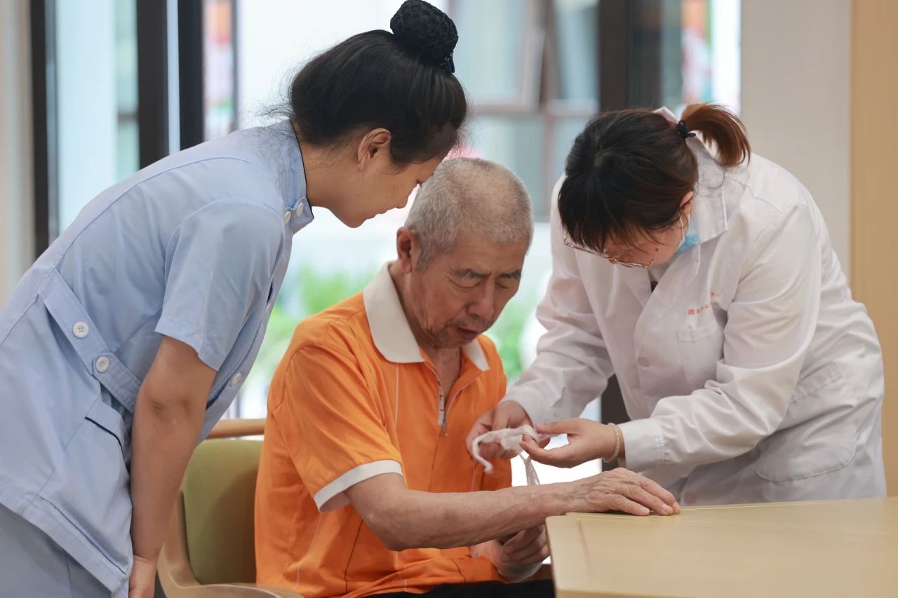 <b>康源养老家庭病床服务正式上线！专业医护上门，在家也能安心康养</b>