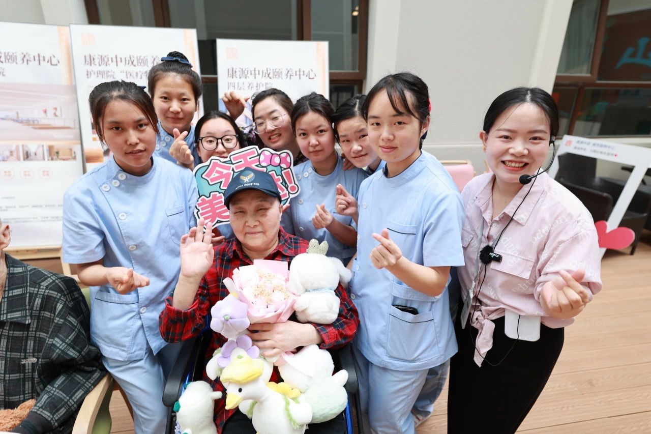 <b>如果您家中有需要日间照料的老人欢迎联系我们康源养老将为老人提供一个安全、舒适、温馨的白天照护环境让子女无后顾之忧</b>